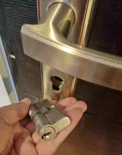 Cambio de bombín en apartamento turístico El Bajondillo